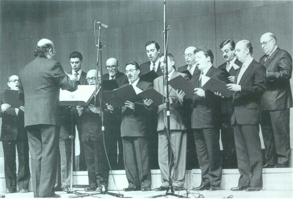 Ο Άρχων Πρωτ. της Μ. τ.  Χ.Ε. κ. Λεωνίδας Αστέρης ενώ διευθύνει την Χορωδία του Συνδέσμου Μουσικοφίλων σε συναυλία στην Βασιλεύουσα ( 2  Μαρτίου 1996 ) 