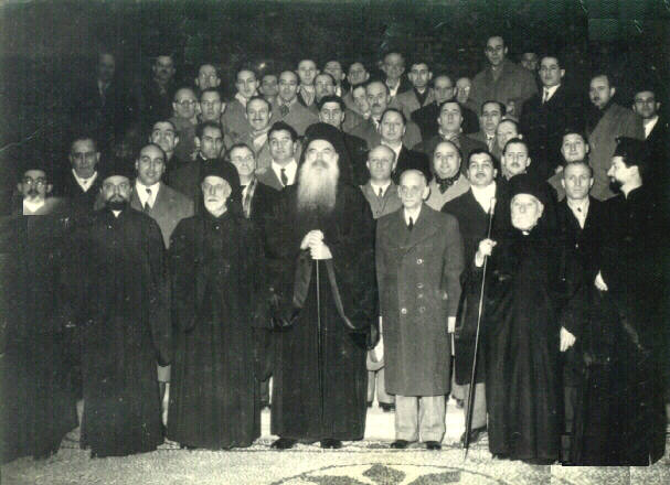 Η Α.Θ.Π. ο Οικ. Πατριάρχης Αθηναγόρας ο Α΄ με τα μέλη του Σ.Μ. μετά από τον Ε΄ Κατανυκτικό Εσπερινό που εψάλη στο Οικ. Πατριαρχείο το 1952.  Δίπλα στην Α.Θ.Π. ο Άρχων Πρωτ. της Μ.τ. Χ.Ε. αείμνηστος Κων. Πρίγγος.