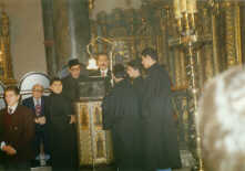 Ο Αρχ. Λαμπαδάριος κ. Ιωάννης Χαριατίδης και οι συνεργάτες του ενώ ψάλλουν ύμνους των Τριών Ιεραρχών εις τον Πάνσεπτον Πατρ. Ναόν. 30/1/1997