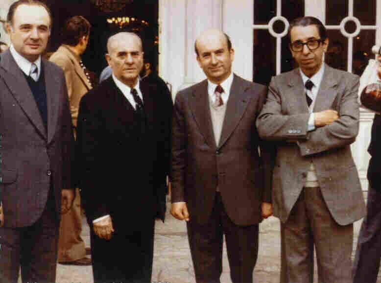Ο αείμνηστος Άρχων Πρωτ. Βασ. Νικολαΐδης μαζί με τον Άρχοντα Λαμπαδάριον της Μ.τ.Χ.Ε. κ. Βασ. Εμμανουηλίδην, τον νυν Άρχ. Λαμπαδάριον κ. Ι. Χαριατίδην και τον τότε Β΄ Άρχοντα  Δομεστικόν  κ. Νικ. Δικαστόπουλον. 